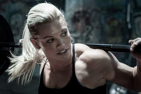 female crossfit athletes|The 19 Best Female CrossFit Stars to Follow on。